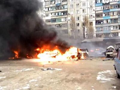 Попадание в жилой квартал. Мариуполь, 24.1.15. Фото: twitter.com/StudMedia Попадание в жилой квартал. Мариуполь, 24.1.15. Фото: twitter.com/StudMedia