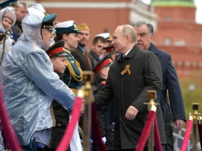 Владимир Путин и президент Таджикистана Эмомали Рахмонов на Красной площади, 9.05.21. Фото: kremlin.ru