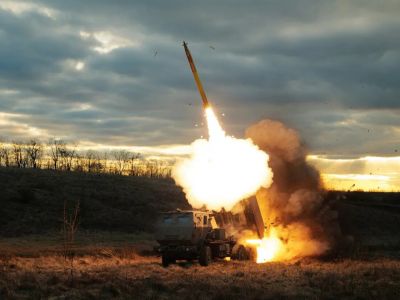 Запуск снаряда из реактивной системы залпового огня HIMARS по позициям войск России. Украина, 29 декабря 2023 года. Фото: Serhii Mykhalchuk / Global Images Ukraine / Getty Images